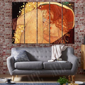 Puede incluir: Una impresi&oacute;n de lienzo de varios paneles de una pintura que representa a una mujer con el pelo largo y rojo sobre un fondo dorado. La mujer est&aacute; desnuda y tiene los brazos envueltos alrededor de s&iacute; misma. La pintura est&aacute; dividida en cinco paneles.