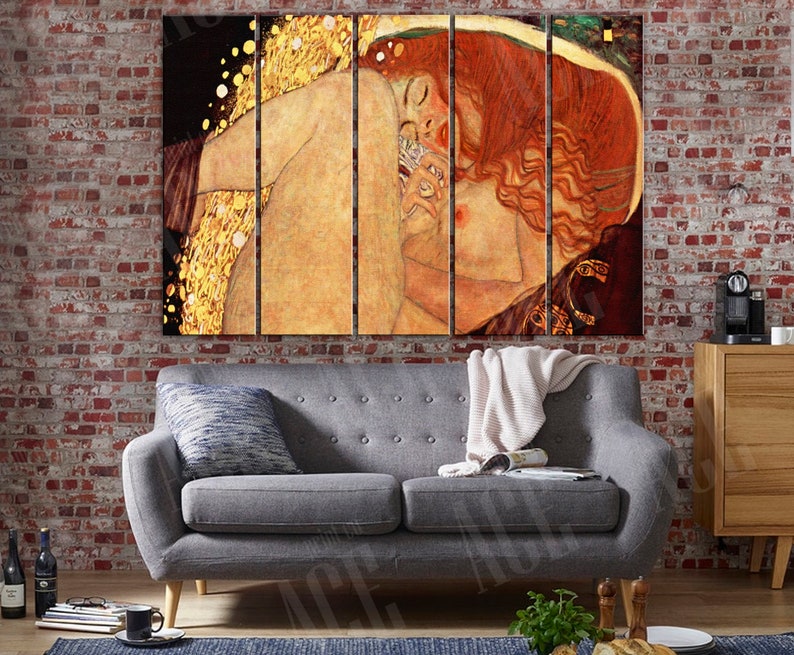 Puede incluir: Una impresi&oacute;n de lienzo de varios paneles de una pintura que representa a una mujer con el pelo largo y rojo sobre un fondo dorado. La mujer est&aacute; desnuda y tiene los brazos envueltos alrededor de s&iacute; misma. La pintura est&aacute; dividida en cinco paneles.