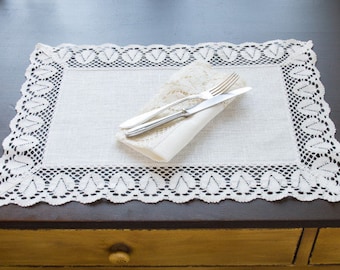 Napperon de lin blanc classique avec bordure de dentelle. Placez le tapis avec le design, le napperon de lin de style classique. Dentelle de lin