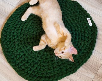 Cama gruesa para gatos de lana merino tejida a mano (50 cm)