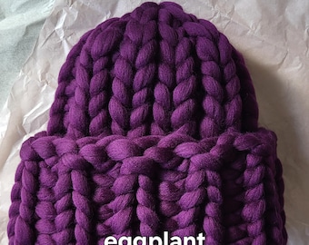 Stickad mössa i merinoull: Supertjock vintermössa med pompom