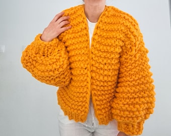 Cárdigan extragrande de lana merino: tejido grueso, amarillo mostaza.