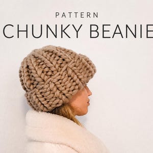 Peut inclure: Un bonnet en tricot épais de couleur beige clair avec un motif de tissage texturé. Le texte PATTERN CHUNKY BEANIE est affiché en lettres noires au-dessus du bonnet. Le bonnet est porté sur une tête, montrant le profil de la construction.