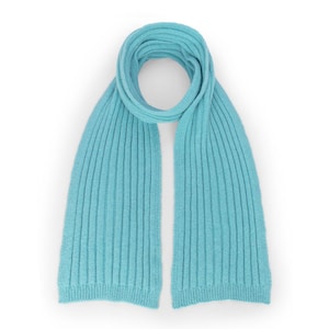 Könnte beinhalten: Hellblau gestrickter Schal mit Rippenmuster. Der Schal ist in einer Schlaufe gefaltet und hängt auf beiden Seiten herunter. Der Schal besteht aus einem weichen Material und ist einfarbig. Ca. 180 cm lang.
