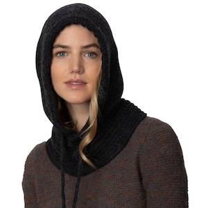 Puede incluir: Una bufanda negra con capucha y cuello de pico con cordón de ajuste. La bufanda está hecha de un tejido suave y de punto.