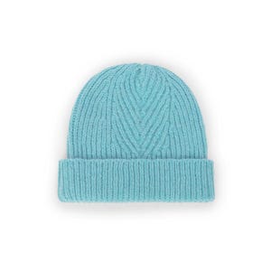Könnte beinhalten: Hellblau gestrickte Beanie-Mütze mit umgeschlagenem Saum. Die Mütze hat ein Rippenmuster am Saum und ein Zickzackmuster auf der Oberseite. Hergestellt aus einem weichen, warmen Material, ideal für kaltes Wetter.