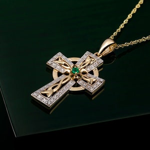 Pendentif croix émeraude et diamants en or 14 carats