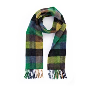 Könnte beinhalten: Ein gemusterter Schal mit Karomuster in Grün-, Blau-, Gelb- und Brauntönen. Der Schal hat einen Fransenrand und wird vor einem weißen Hintergrund gezeigt. Ein Accessoire für kalte Tage, ca. 180 cm lang.