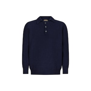 Puede incluir: Un suéter azul marino de manga larga con cuello abotonado. El suéter tiene una textura acanalada y cuatro botones en la parte delantera.