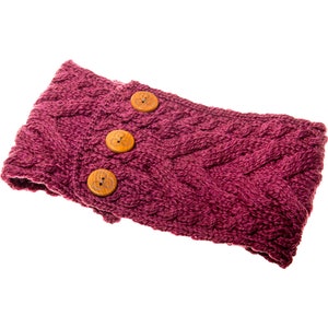 Könnte beinhalten: Ein burgunderfarbener gestrickter Halsschmuck mit drei Holzknöpfen.
