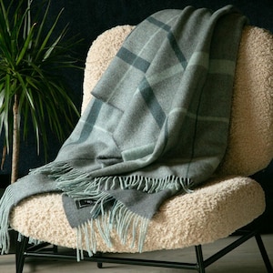 Puede incluir: Un juego de tres tazas de cerámica con un acabado mate moteado. Las tazas son de color crema, marrón claro y marrón oscuro. Cada taza tiene un diseño simple y minimalista.