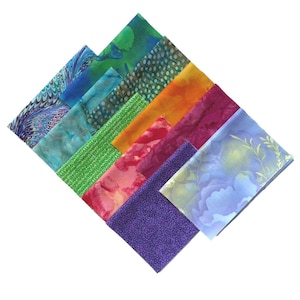 Op de afbeelding: Een verzameling kleurrijke stoffen vierkanten, gerangschikt in een ruitvorm. De stoffen hebben verschillende patronen en texturen, waaronder wervelingen, stippen en bloemmotieven. Kleuren variëren van blauw en groen tot oranje, rood en paars. Ideaal voor quilt- of knutselprojecten.