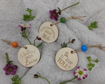 Kleiner Anhänger aus Holz, personalisiert, Geschenk, Kindergarten, Schule