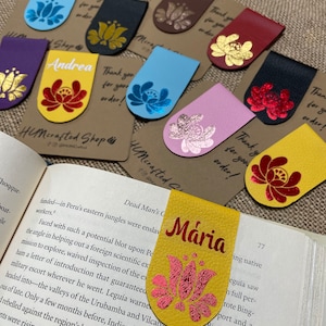 Magnetyczna zakładka do książki, nowoczesna, inspirowana węgierskim folklorem, ze skóry ekologicznej, zdobiona i personalizowana folią metaliczną.