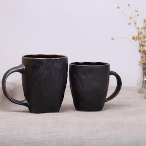 Große 17 Unzen und mittlere 12 Unzen Keramikbecher, satinschwarze Glasur | handgetöpferte Keramik |