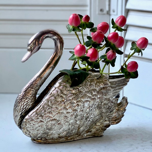 Swan Figurine // Delicate Etched Design // Vintage Housewares // 80s Decor