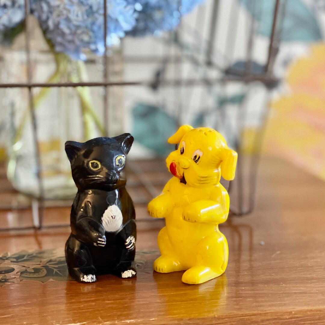 Vintage Salt & Pepper Shakers // Dog and Cat Salt and Pepper Etsy UK