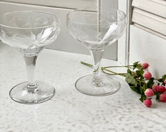 Set of 2 Vintage Coupe Glasses // Champagne Glasses // Vintage Barware // Cocktail Glasses // Mid Century Modern