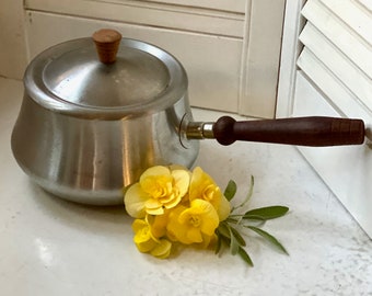 Olla de fondue vintage: artículos para el hogar modernos de mediados de siglo con mango de madera