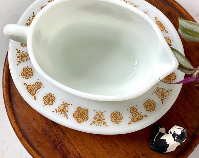 Pyrex Gravy Boats // One With Dish, One Without // Butterfly Gold