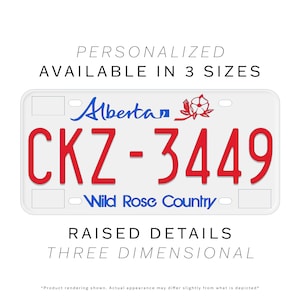Könnte beinhalten: Ein weißes personalisiertes Nummernschild mit rotem Text, der "CKZ-3449" lautet. Das Schild hat auch blauen Text, der "Alberta" und "Wild Rose Country" lautet.