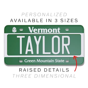 Puede incluir: Una placa de matrícula personalizada de Vermont, de color verde y blanco, con el nombre "TAYLOR" y el texto "Green Mountain State". La placa tiene detalles en relieve y está disponible en tres tamaños.