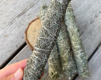 Può includere: Tre mazzi di salvia secca per la purificazione, legati con lo spago. La salvia è di colore verde chiaro e ha una consistenza soffice.