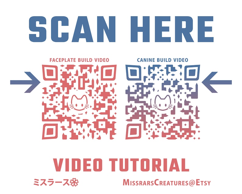 以下が含まれることがあります： 青い文字で「SCAN HERE」と書かれた白い背景。2つのQRコードが矢印で示されています。左側のQRコードは赤で「FACEPLATE BUILD VIDEO」と表示されています。右側のQRコードは青で「CANINE BUILD VIDEO」と表示されています。QRコードの下には赤い文字で「VIDEO TUTORIAL」と表示されています。その下には黒い文字で「ミスラース」と「MISSRARS CREATURES@ETSY」と表示されています。