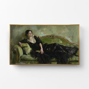 以下が含まれることがあります： 金色の額縁に入った油絵は、黒いドレスを着た女性が緑色のソファに横たわっている様子を描いています。この作品は古典的なスタイルで、柔らかな色使いと細部までこだわった筆致が特徴です。女性は小さな本を持っています。