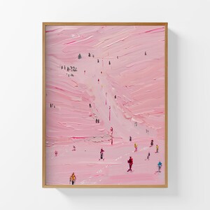 Könnte beinhalten: Abstrakte Malerei einer Skipiste in Rosatönen, mit Skifahrern und Snowboardern in farbenfrohen Outfits. Das Kunstwerk ist in einem hellbraunen Holzrahmen gerahmt.