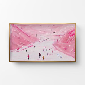 Könnte beinhalten: Abstrakte Malerei einer Skipiste in Rosa- und Weißtönen, goldgerahmt. Das Kunstwerk zeigt Skifahrer und Snowboarder auf der Piste. Die Pinselstriche erzeugen einen strukturierten Effekt, und das Gesamtthema sind Wintersportarten.