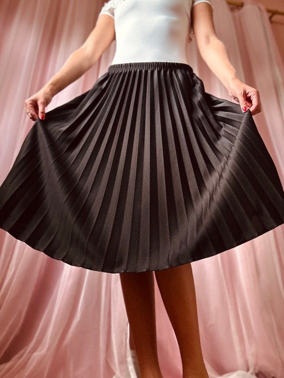 1960s black pleated midi skirt