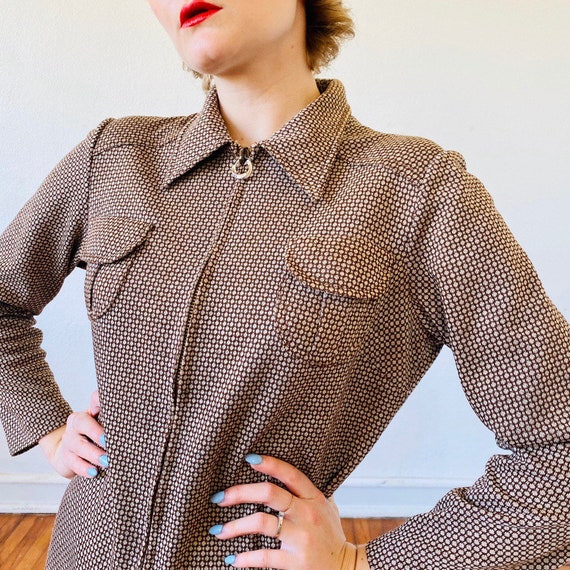 1970’s Bespoke Knit Polyester Dagger Collar Dress.