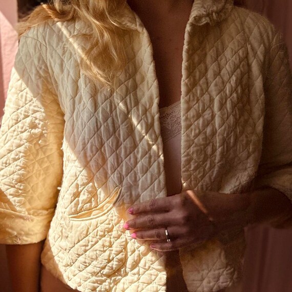 1940s yellow honeycomb quilted lace bed jacket - image 3