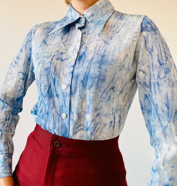 1970’s nylon blue water dagger collar blouse.