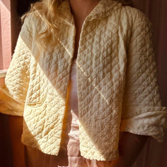 1940s yellow honeycomb quilted lace bed jacket - image 4