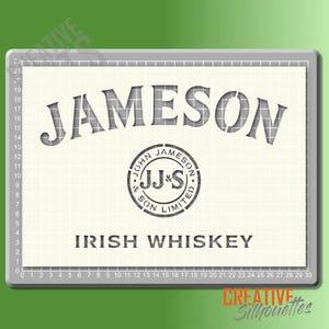 Può includere: Un design a stencil con la parola "JAMESON" in alto, un emblema circolare con "JJ&S SON LIMITED" al centro e "IRISH WHISKEY" in basso. Il design è su uno sfondo a griglia.