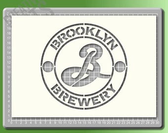 Könnte beinhalten: Eine graue Schablone mit dem Schriftzug "BROOKLYN BREWERY" in einem Kreis, mit einem stilisierten "B" in der Mitte. Die Schablone befindet sich auf einem cremefarbenen Hintergrund mit einem Rastermuster. Ideal für Bastelprojekte.
