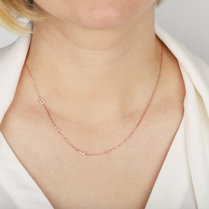 Benutzerdefinierte Rose Gold Buchstabe Halskette - Seitlich Initialen Halskette - Gold Buchstabe Halskette - Muttertagsgeschenk - Brautjungfer Geschenk - Mom Geschenk