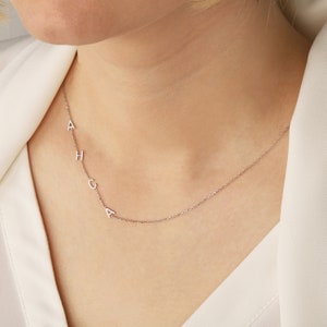 Collana con lettera personalizzata Collana con iniziali laterali Regalo per la festa della mamma Gioielli personalizzati Regalo da damigella d'onore Collana regalo per la mamma immagine 6