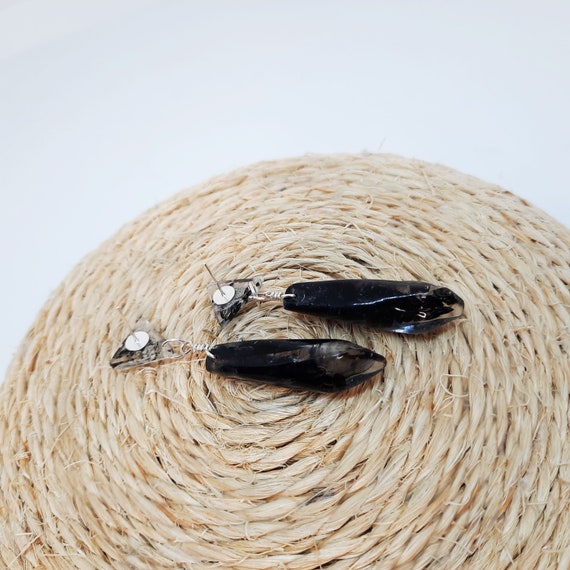 Resin stud earrings filled with black colorful seeds, Aesthetic earrings, Botanical jewelry, Modern earrings, Clear resin jewellery