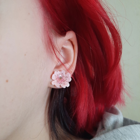Small clay cherry blossom earrings, Pink sakura earrings, Spring flower earrings, Pink earrings, Jewelry crafts by PiArtesanales