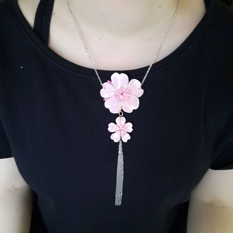 Handmade choker necklace with pink cherry blossom flower, Sakura, made of polymer clay glazed with Uv resin for jewelry and silver accessories.