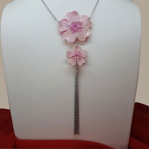 Handmade choker necklace with pink cherry blossom flower, Sakura, made of polymer clay glazed with Uv resin for jewelry and silver accessories.