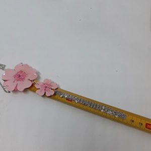 Handmade choker necklace with pink cherry blossom flower, Sakura, made of polymer clay glazed with Uv resin for jewelry and silver accessories.