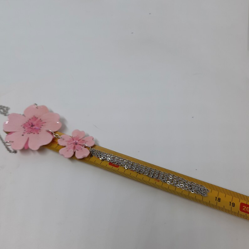 Handmade choker necklace with pink cherry blossom flower, Sakura, made of polymer clay glazed with Uv resin for jewelry and silver accessories.