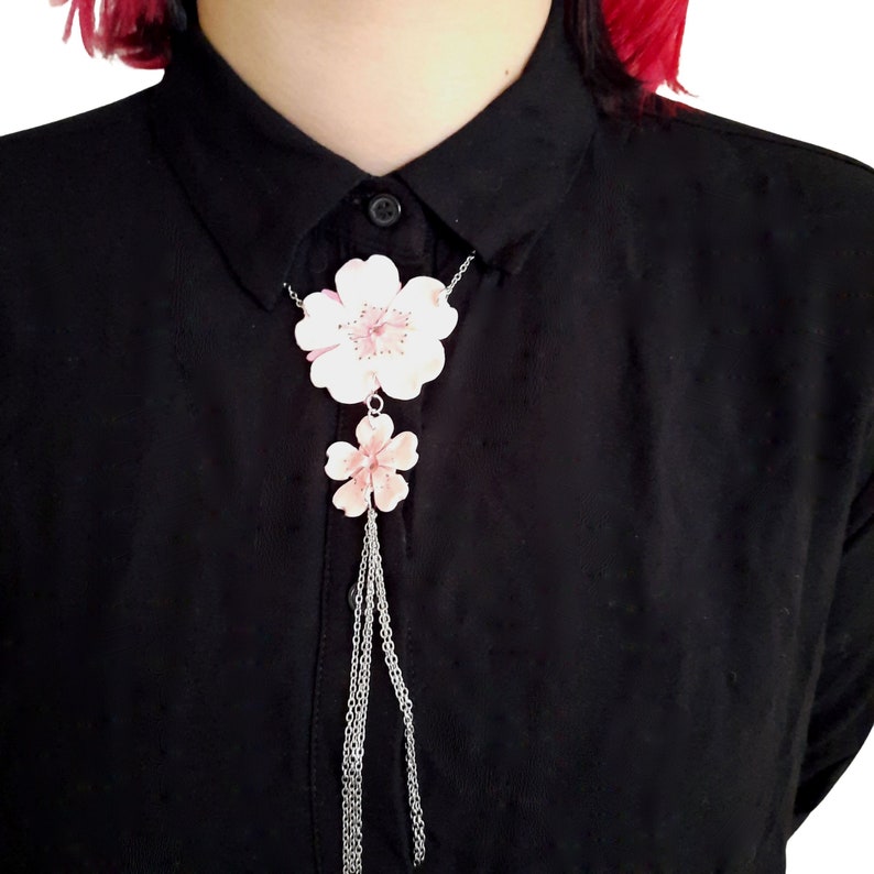 Handmade choker necklace with pink cherry blossom flower, Sakura, made of polymer clay glazed with Uv resin for jewelry and silver accessories.