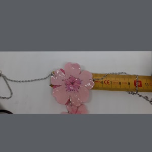 Handmade choker necklace with pink cherry blossom flower, Sakura, made of polymer clay glazed with Uv resin for jewelry and silver accessories.