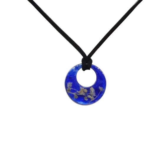 Pendant choker necklace with resin pendant, Modern floral jewelry, Hoop pendant with resin and natural flower