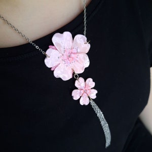 Handmade choker necklace with pink cherry blossom flower, Sakura, made of polymer clay glazed with Uv resin for jewelry and silver accessories.